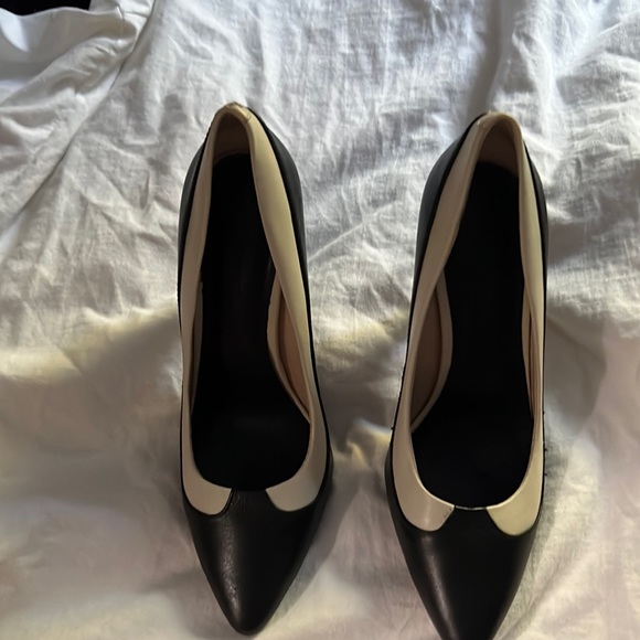 Banana Republic, leather heels.  Black & white, size 6.5 - Picture 1 of 4